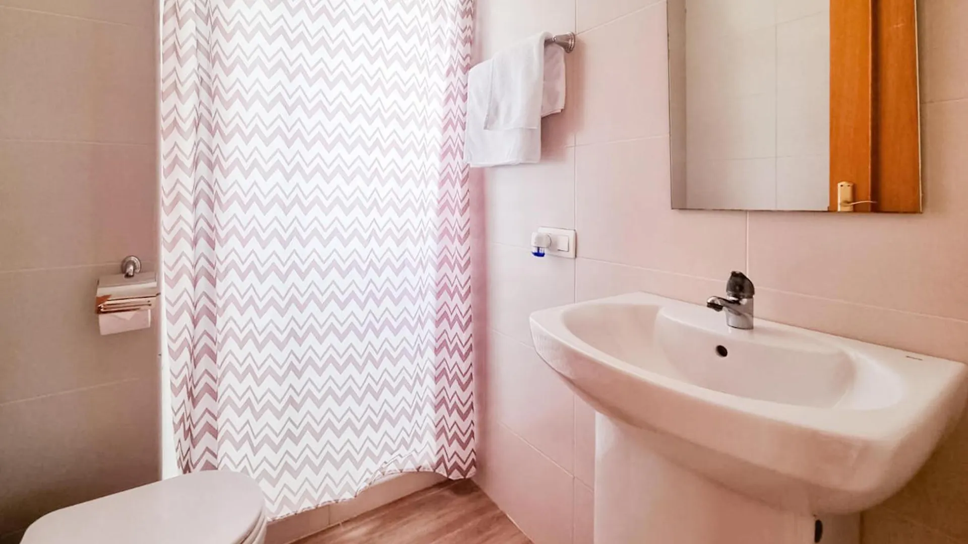 3 Bedroom Nice Home In 파둘